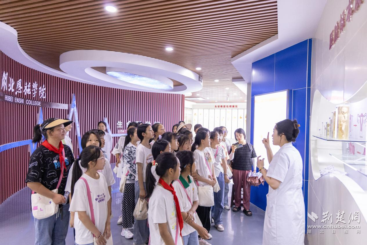 参观生命科学馆 陆思源 摄.png.png