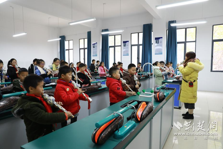 学生吹乐器.png.png
