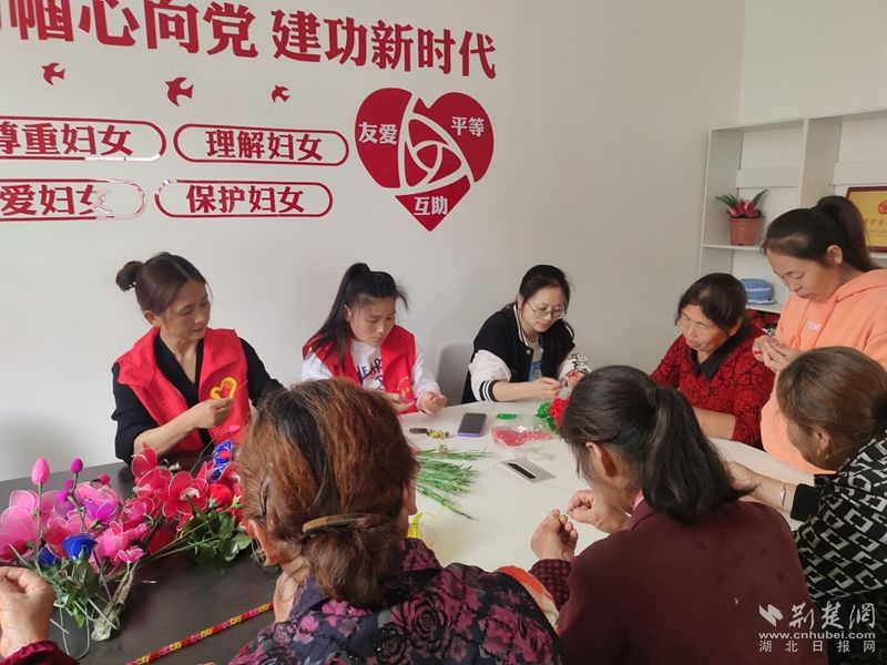 程敏组织村妇女开展手工培训.jpg.jpg