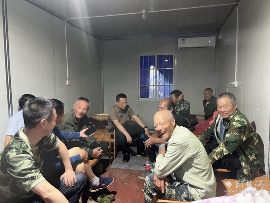 熊市长哨所夜话.jpg