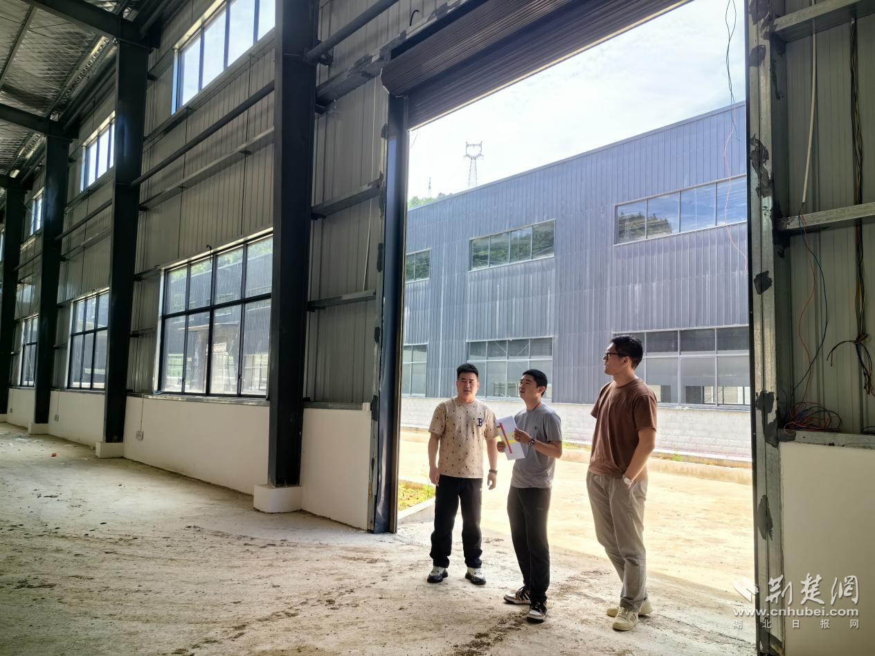 审计人员查看椒园镇黑茶产业园配套设施建设二期工程项目.png.png
