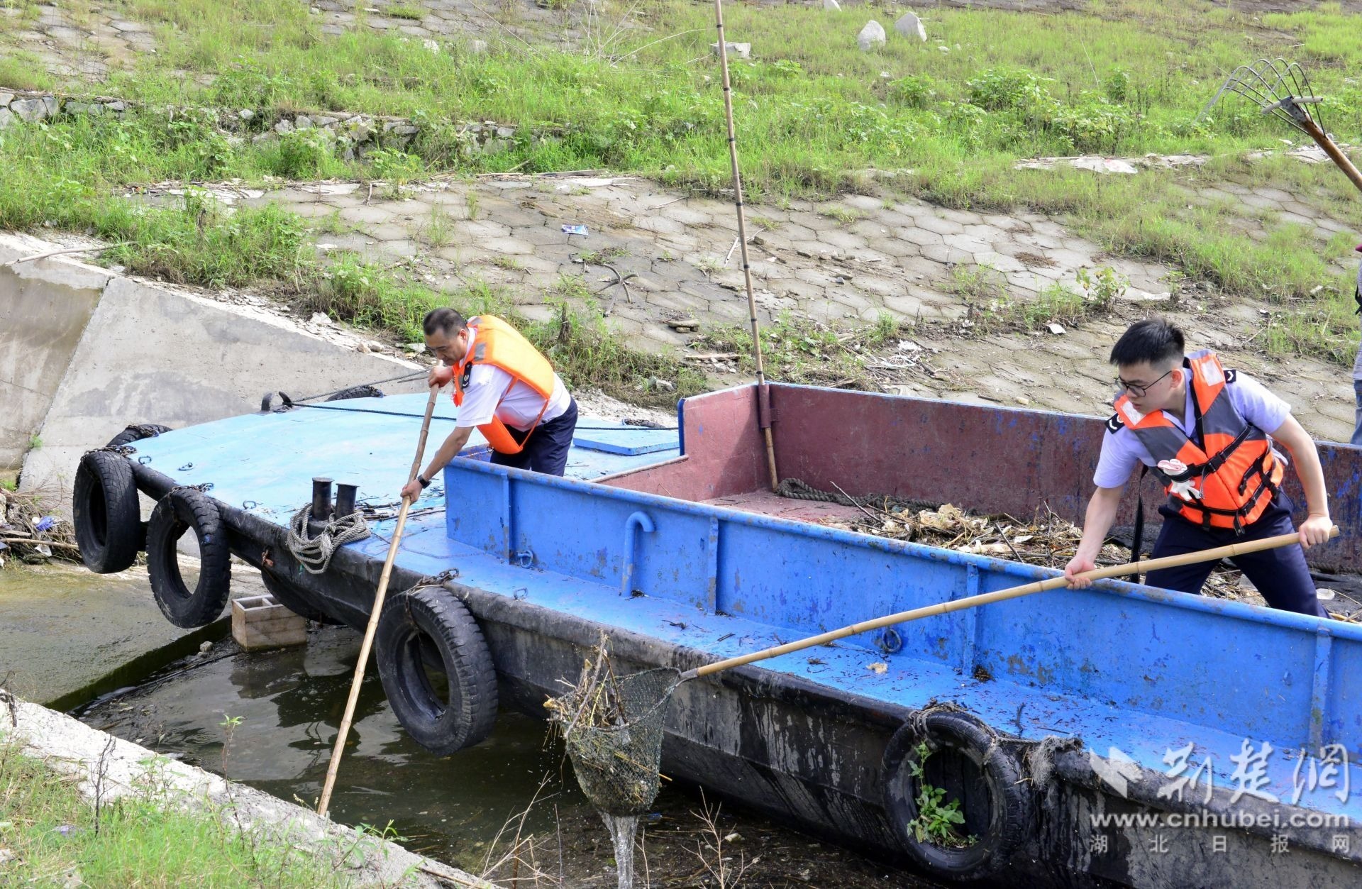 税务干部清理河道垃圾.jpg.jpg
