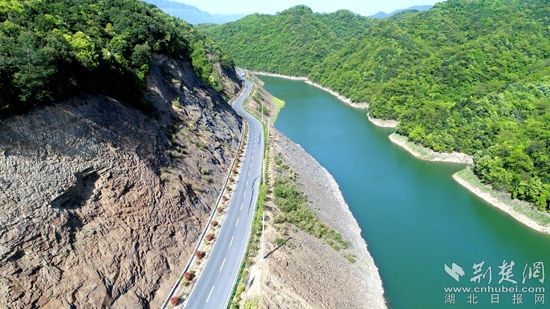 镶嵌在幕阜山脉里的省道S259 通讯员 黄沚瞻 供图_副本.jpg.jpg