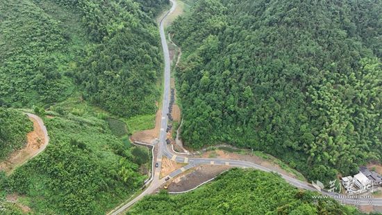 纵横交错的幕阜山旅游公路网.jpg.jpg