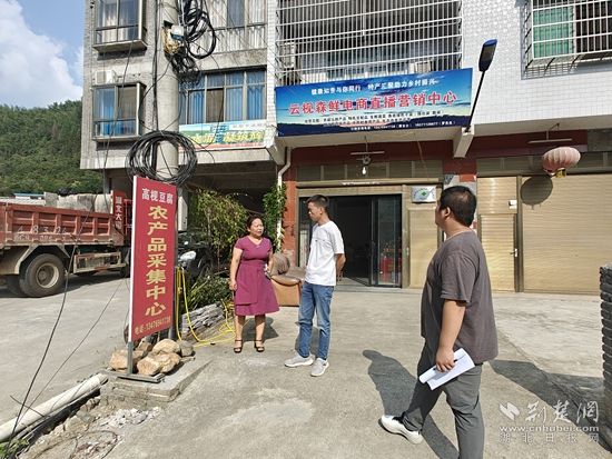 记者一行来到黄理云的店铺了解情况.jpg.jpg
