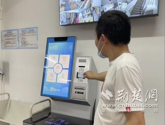 图书馆自助服务机使用实体社保卡借阅图书1.png.png