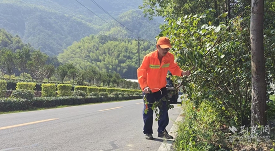 养护工人清理路面杂物.jpg