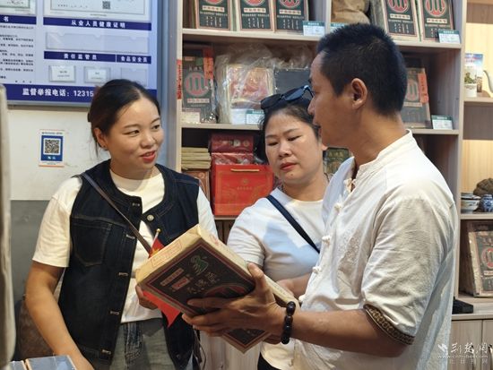 游志刚为游客介绍赤壁青砖茶.jpg.jpg