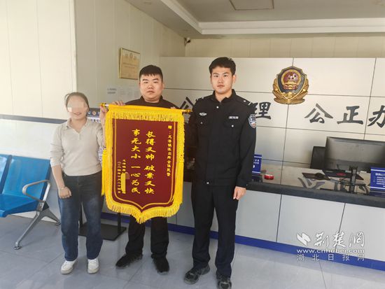 送锦旗.jpg