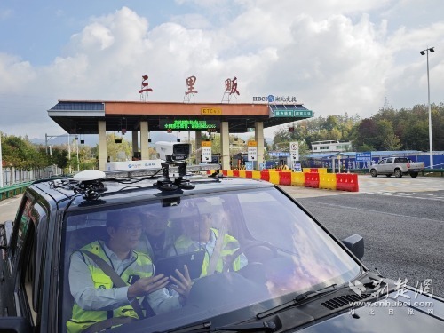 4.搭载北斗高精度定位的AI巡检车.jpg.jpg