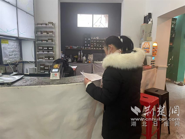 工作人員宣傳高新企業(yè)政策.png.png