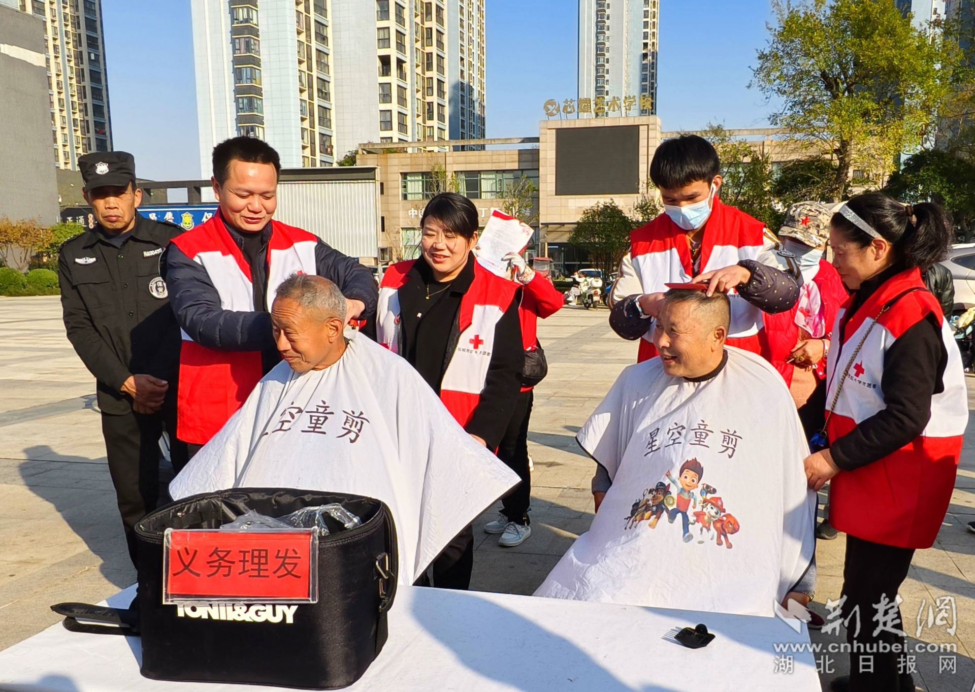 红十字会志愿者开展义务理发  李梦婷摄.jpg.jpg