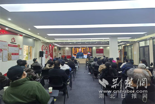 觀看全國(guó)優(yōu)秀共產(chǎn)黨員吳天祥同志的視頻.jpg