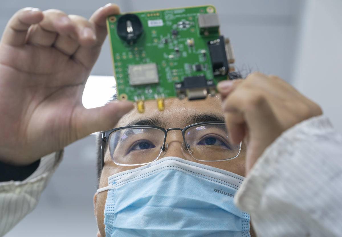 11月23日，位于光谷北斗大厦的武汉梦芯科技有限公司实验室，技术人员在测