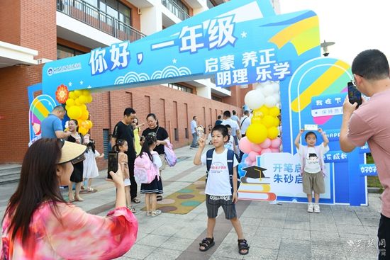 咸宁市实验外国语学校 家长带着新生孩子来校报道（2）.jpg.jpg