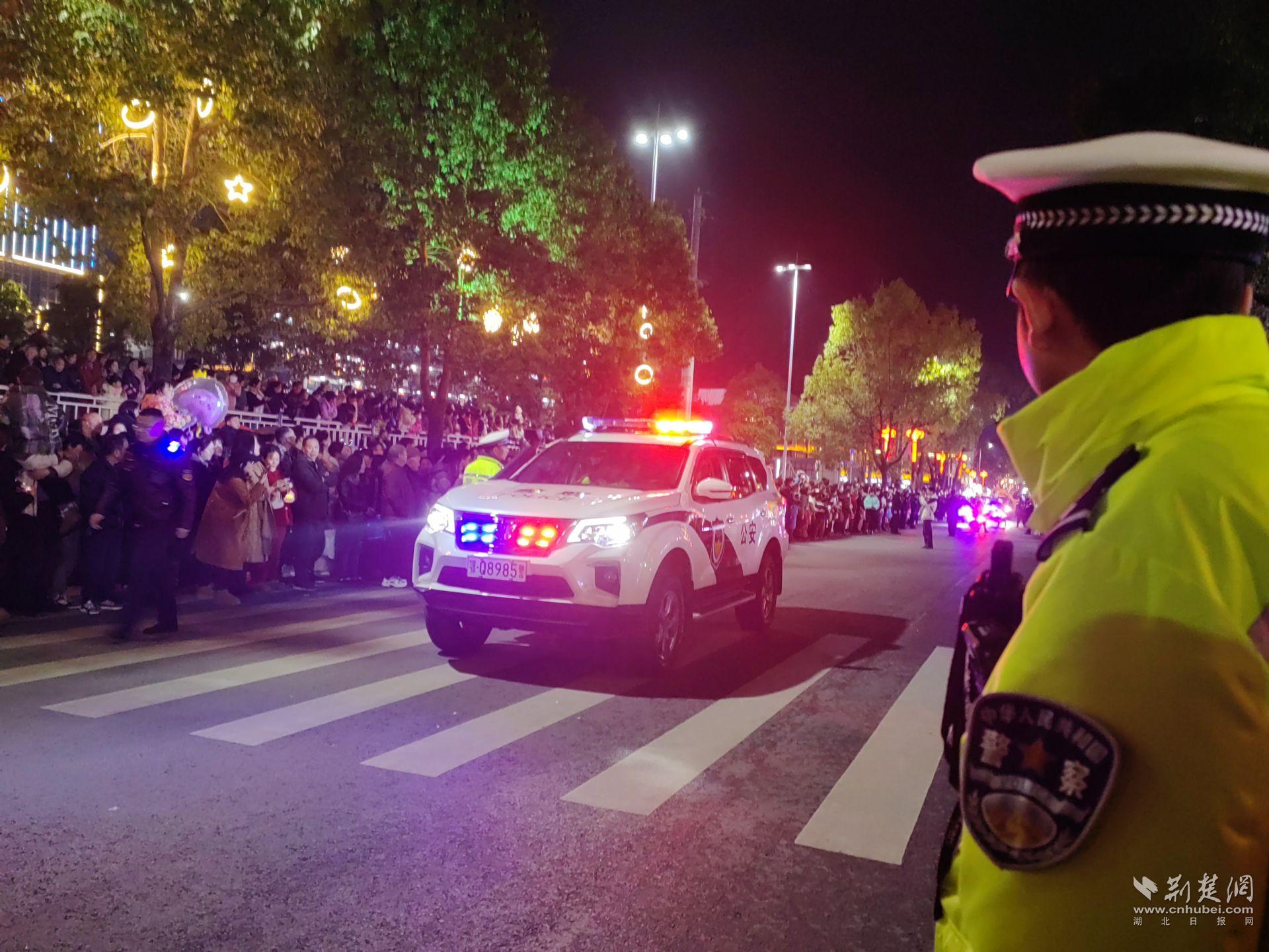 交警维护活动现场秩序.jpg.jpg