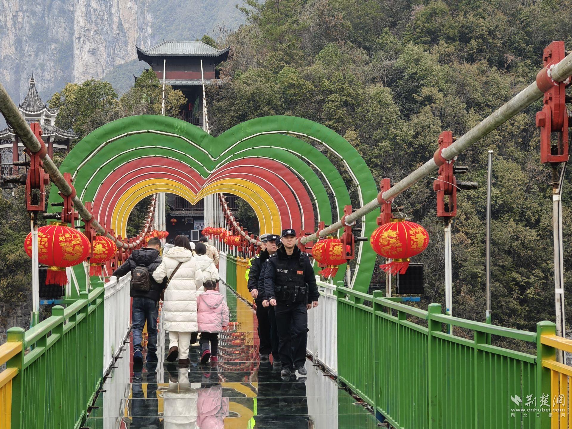 高坪派出所民辅警在恩施地心谷景区开展巡逻.jpg.jpg