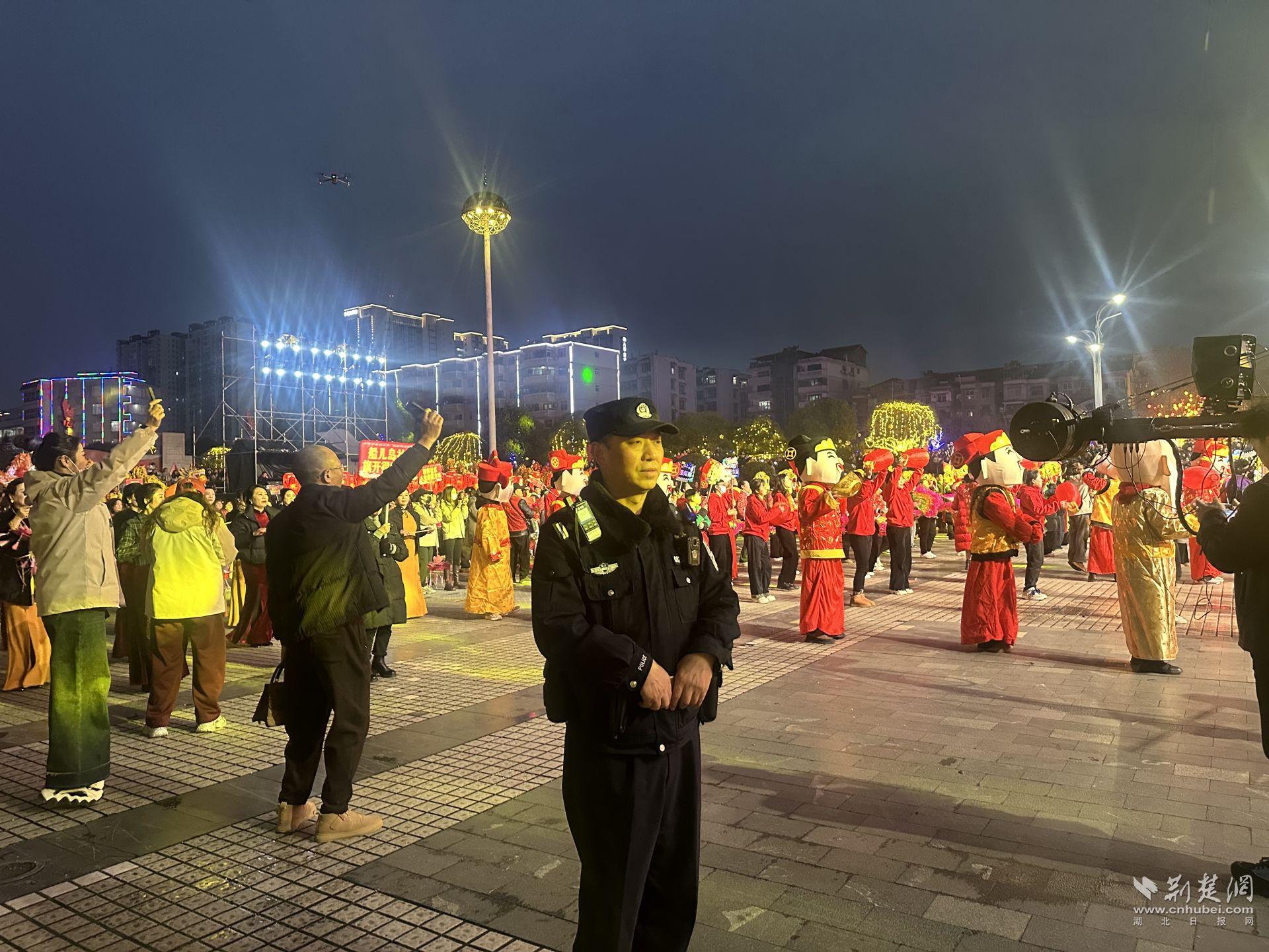 民警在活动现场开展安保工作2.jpg.jpg