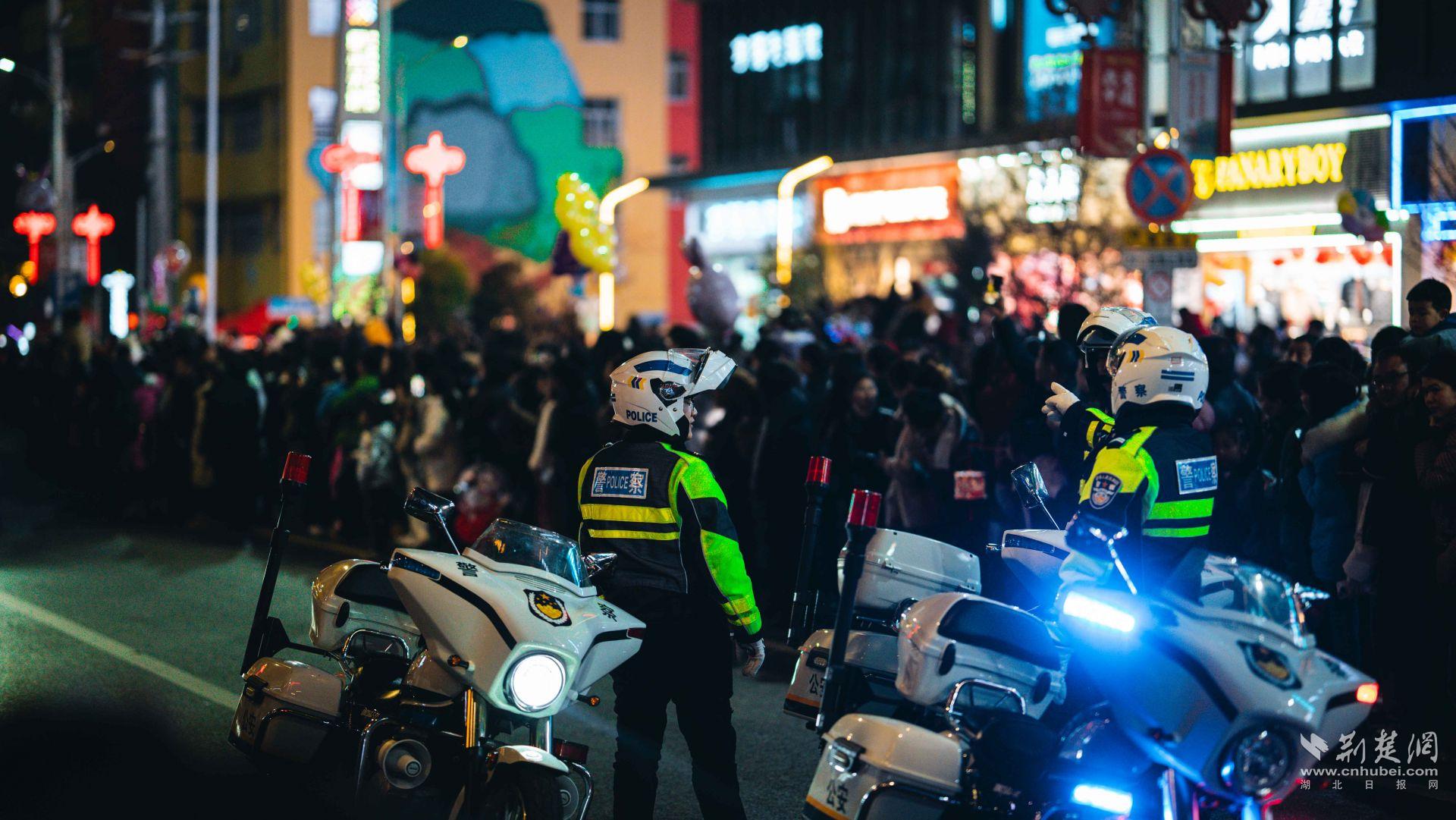 交警在巡游活动现场维持交通秩序.jpg.jpg