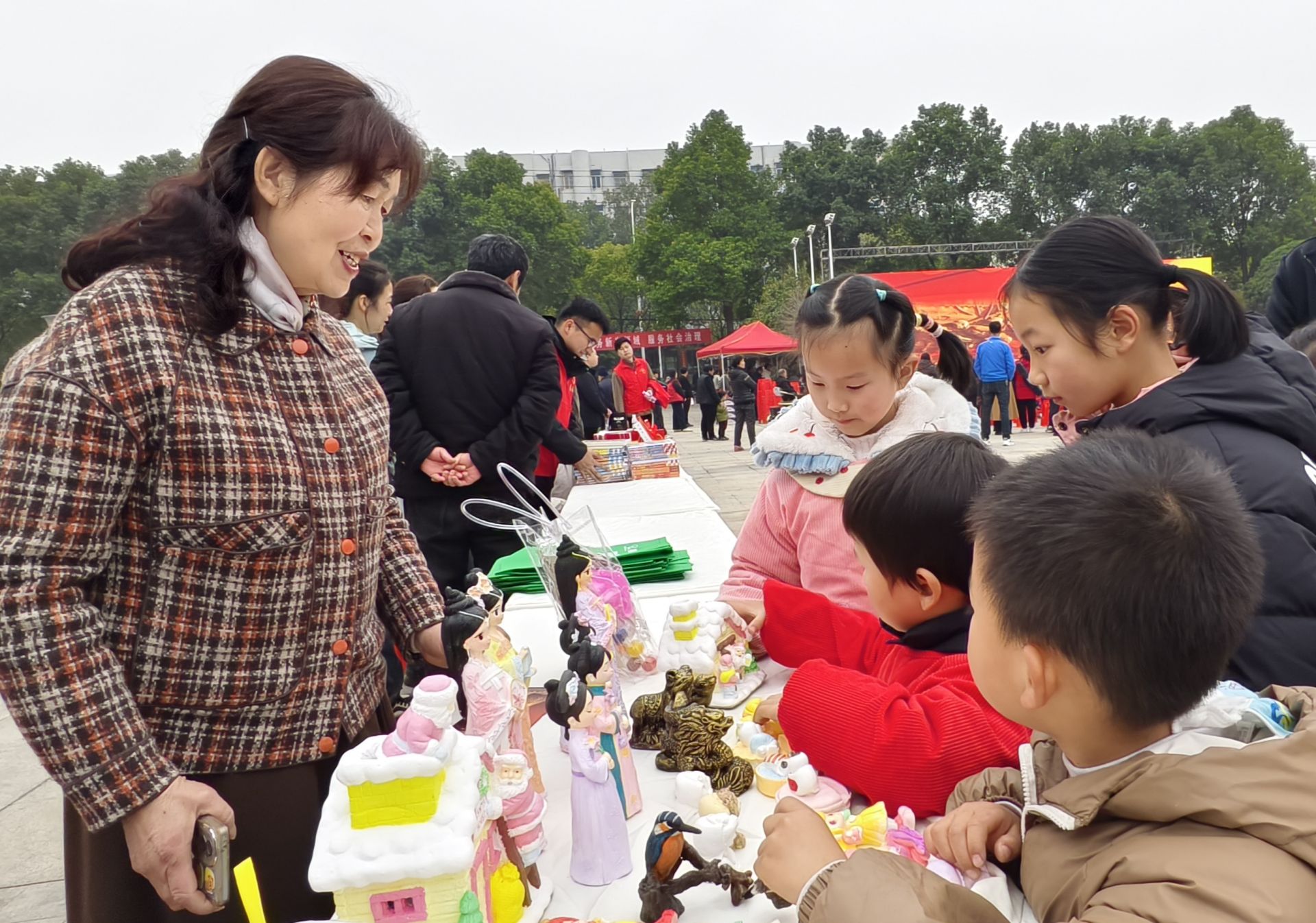 应城非遗膏塑展台吸引小朋友围观  李梦婷摄.jpg.jpg