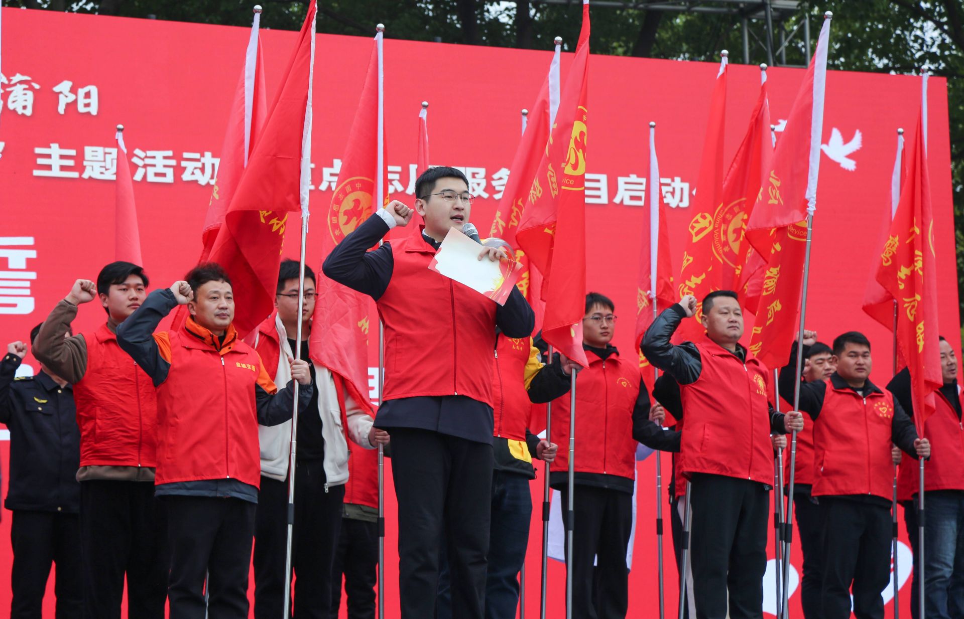 活动现场志愿者宣誓 许靖摄.jpg.jpg