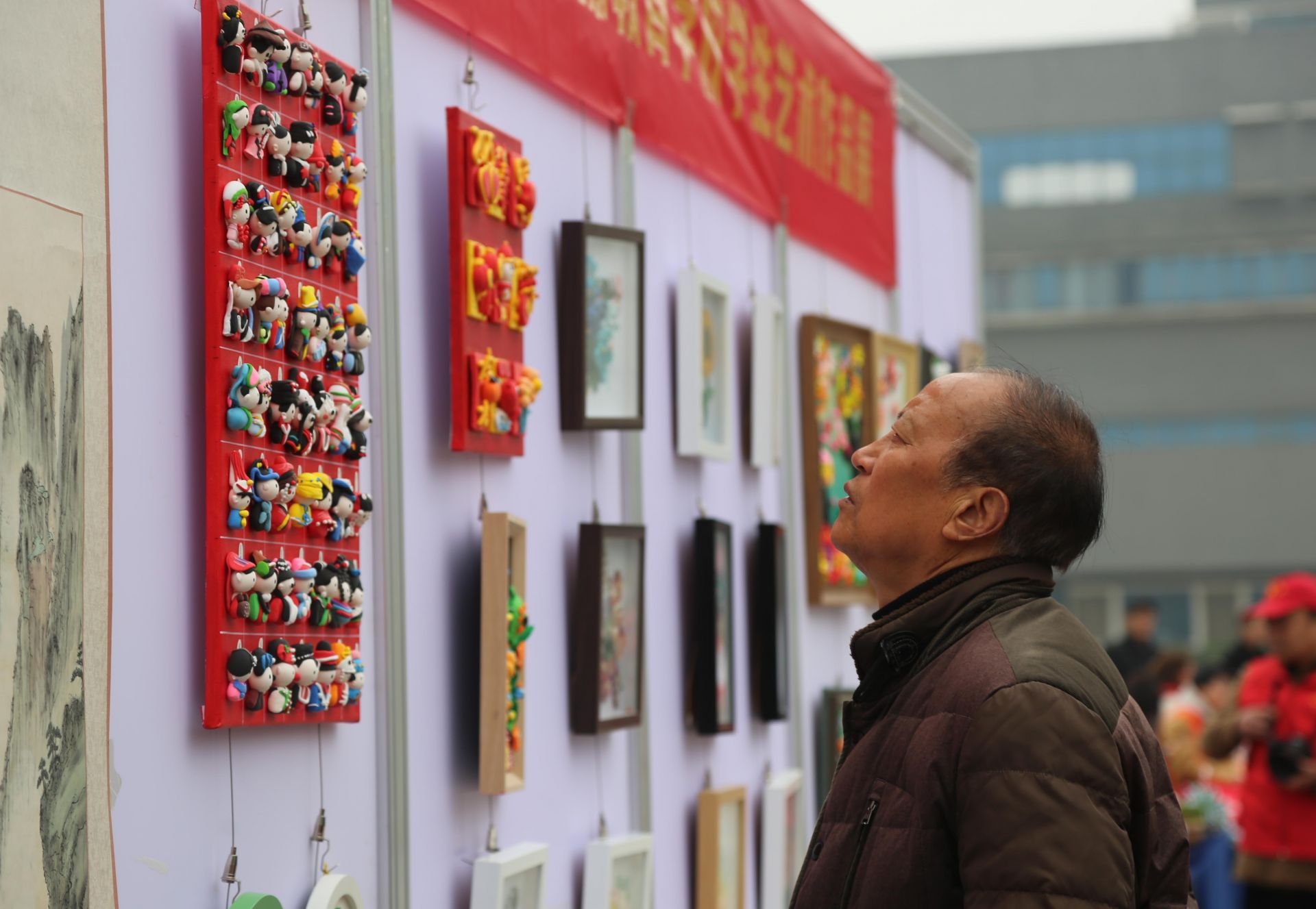 群众观看应城市特殊教育学校学生艺术作品展  李梦婷摄.JPG.JPG
