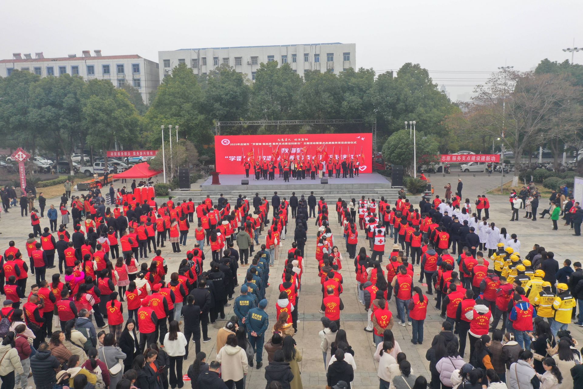 活动现场，还举行了新就业志愿服务队授旗仪式  孙缙摄.jpg.jpg
