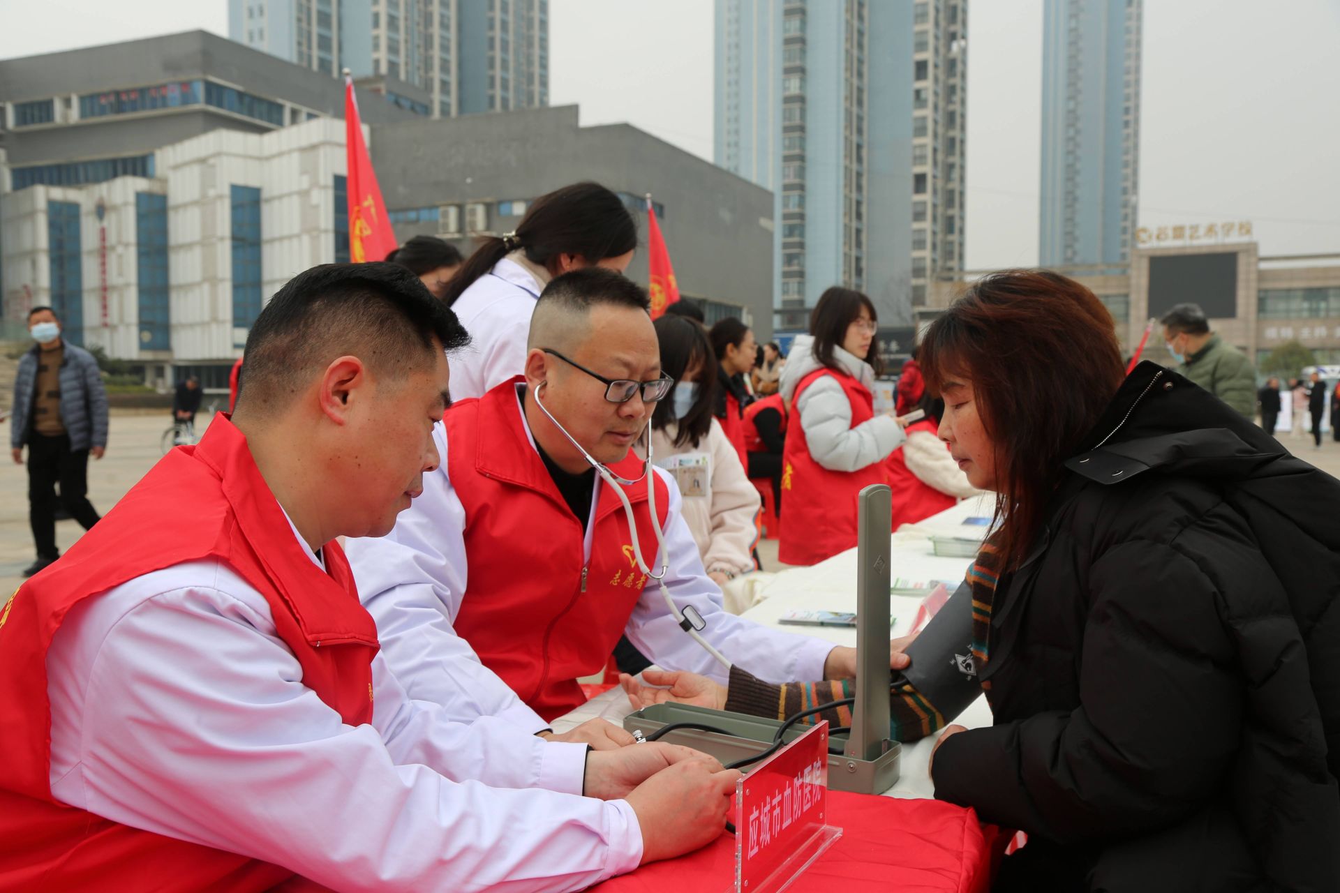 应城市血防医院的志愿者为群众义诊  李梦婷摄.jpg.jpg