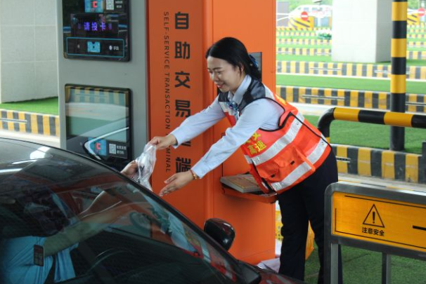 Yichang收费站：劳动日，凉爽而甜美的路回家