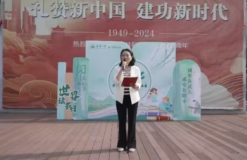 校园游乐场变成了书籍的阶段，老师和学生一起