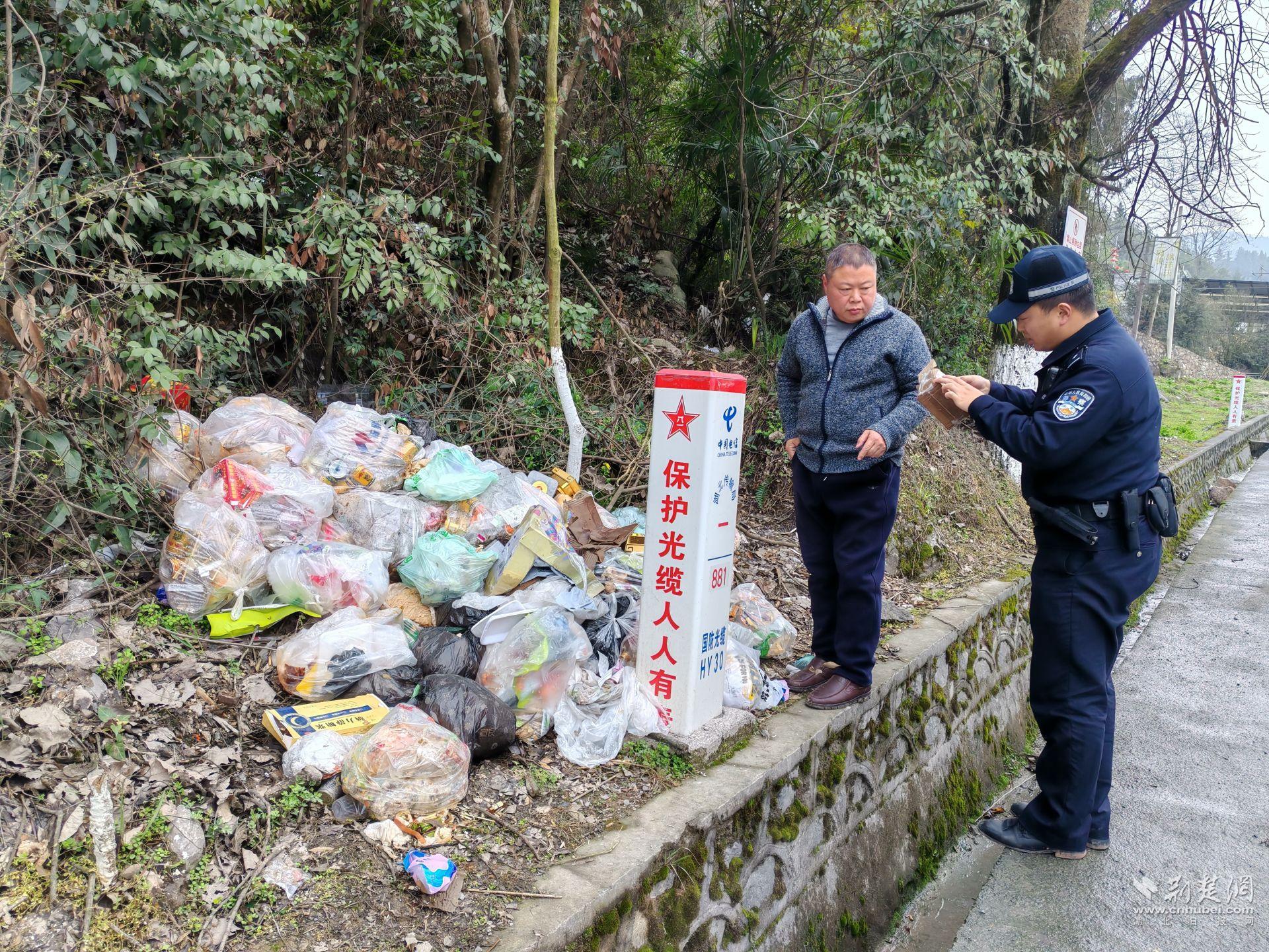 白杨坪养护管理站协调相关部门对乱堆垃圾进行处置.jpg.jpg