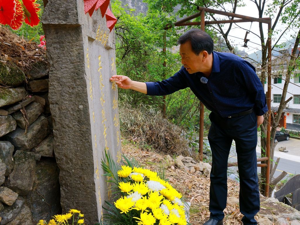 数千英里，六十年，Yiling Mardyrs正在等待父母表示