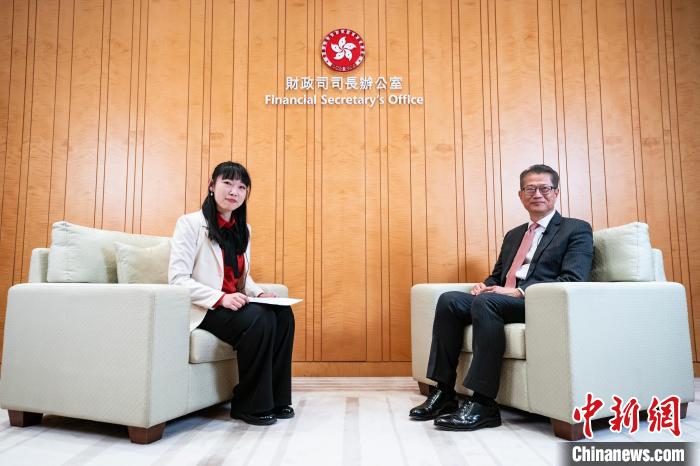 香港金融秘书陈·莫波