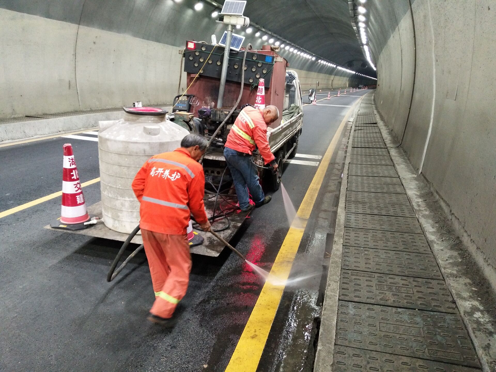 4.清洗沿路隧道标识标线.jpg.jpg