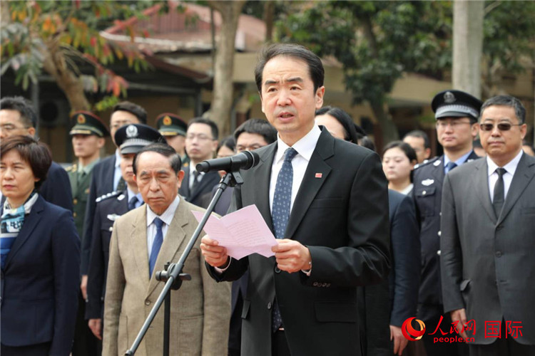 中国驻越南大使，他是韦伊访问中国烈士墓地的