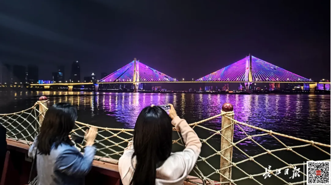 令人惊讶的是,今晚!更多的人去