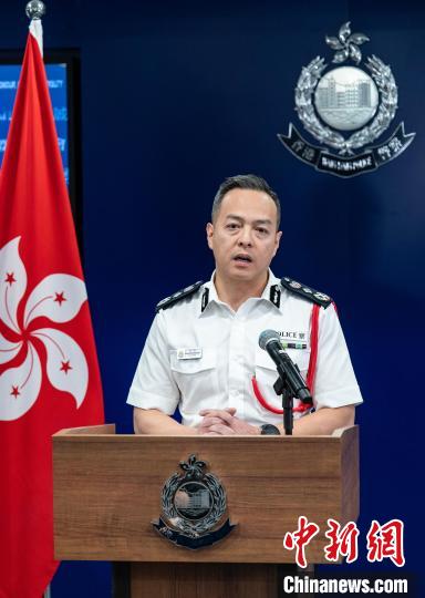 香港警察局局长周·约明正在接受他的新职位