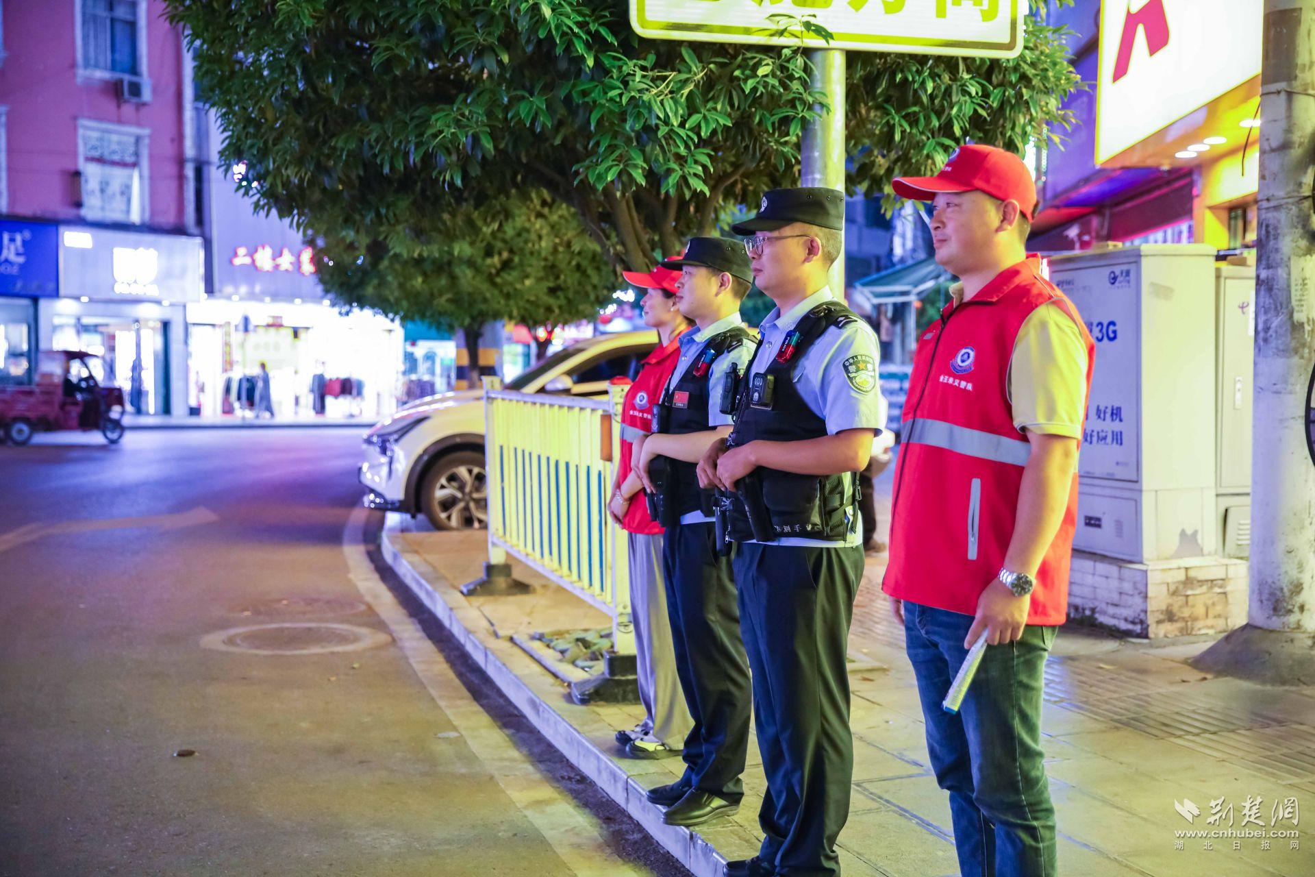 红岩派出所民辅警组织红马甲在集镇开展夜间巡逻。.jpg.jpg