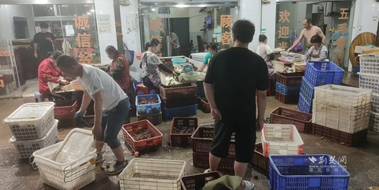 工人正在忙着分拣小龙虾产品(张丕兴摄).jpg