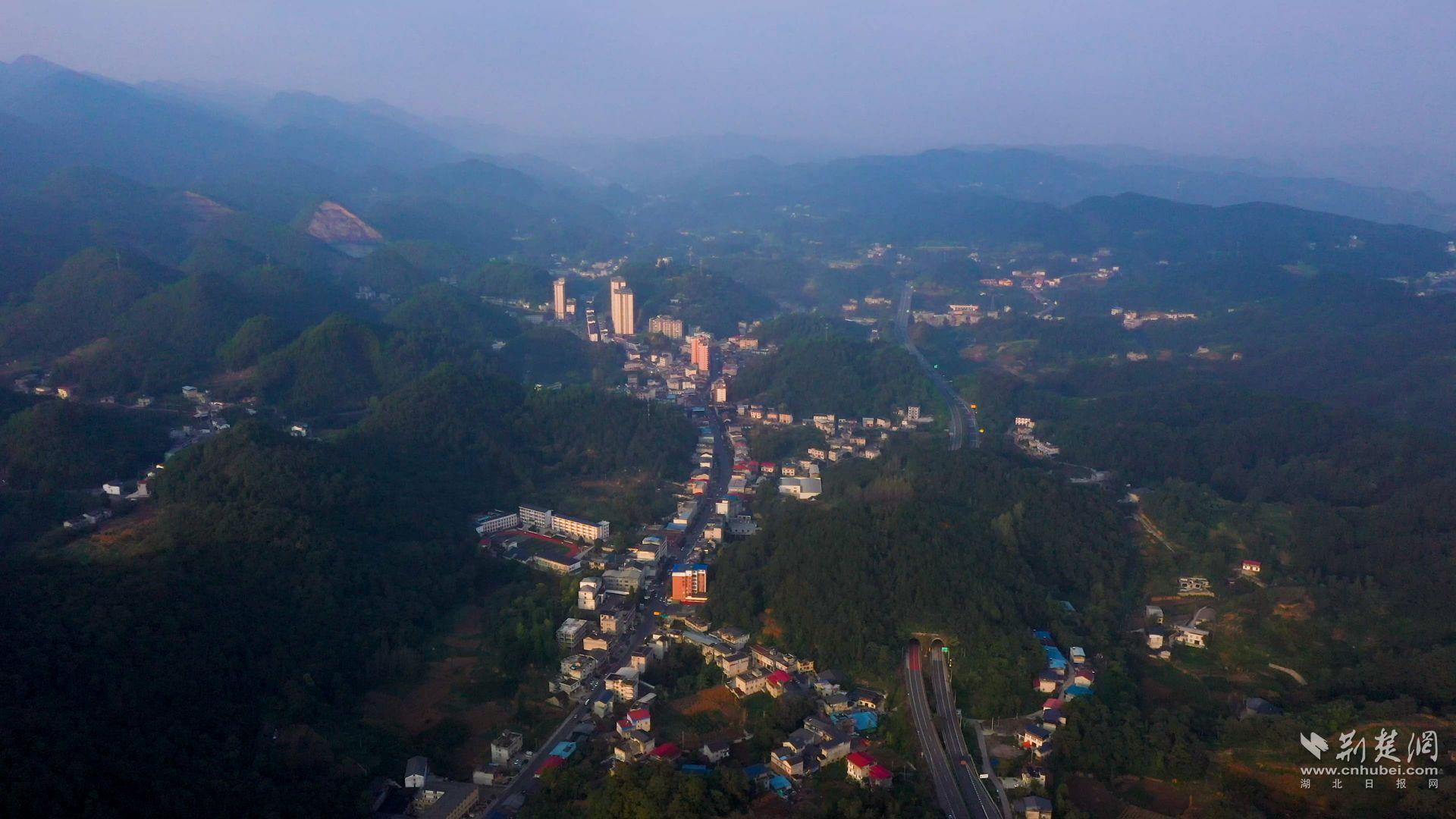山区深处的红色岩石“枫树”场景
