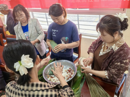 Longquan社区推出了龙船节，尊重“医疗心脏温暖，