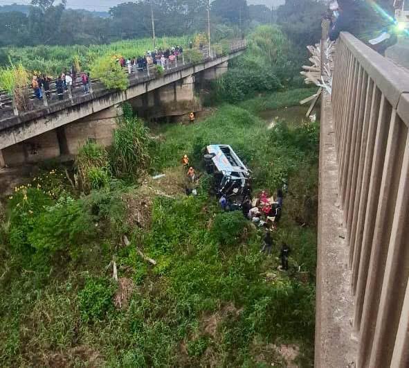 南非的一辆公共汽车跌落在桥上，杀死3人死亡和