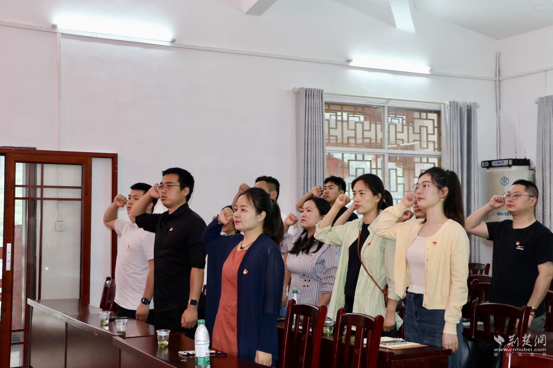2.学院教工党总书记与学生党支部全体党员重温入党誓词 涂欣星摄.jpg.jpg