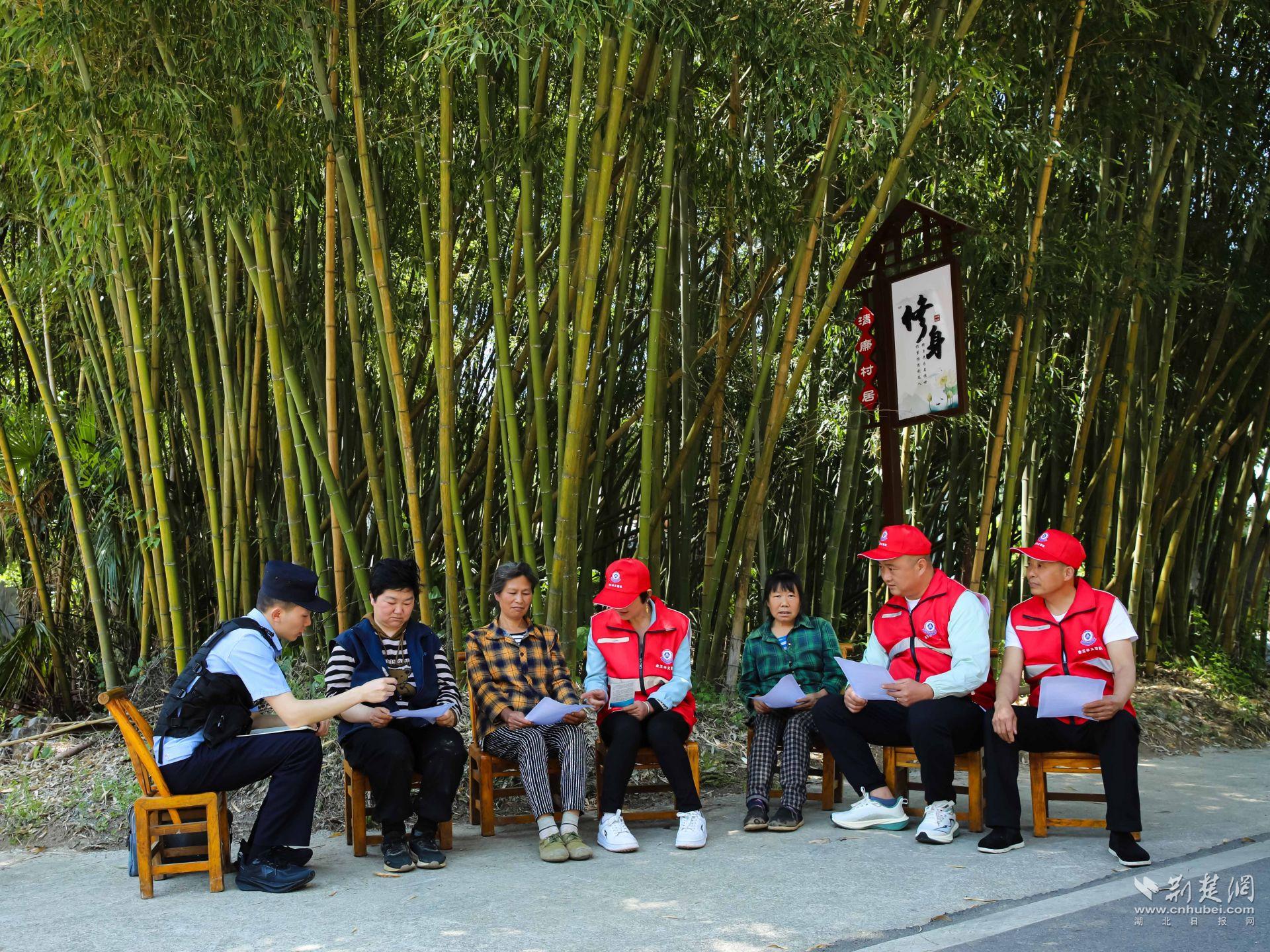 红岩派出所民警组织红马甲到竹林议事点调解纠纷。.jpg.jpg
