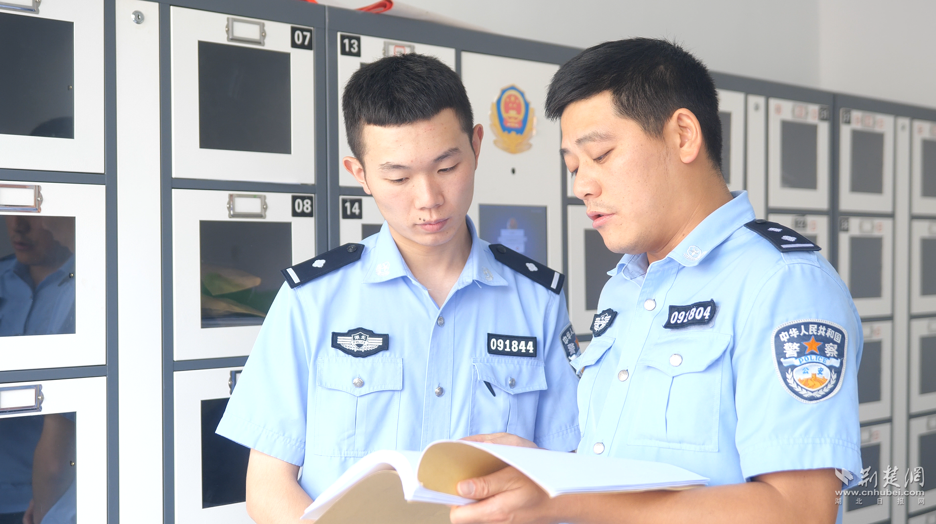 师徒传帮带，老民警与新民警交流业务工作。.png.png