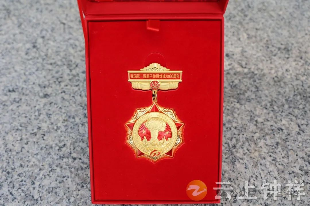 圣灵世代相传，“纪念奖牌”对国家和国家的感情发光