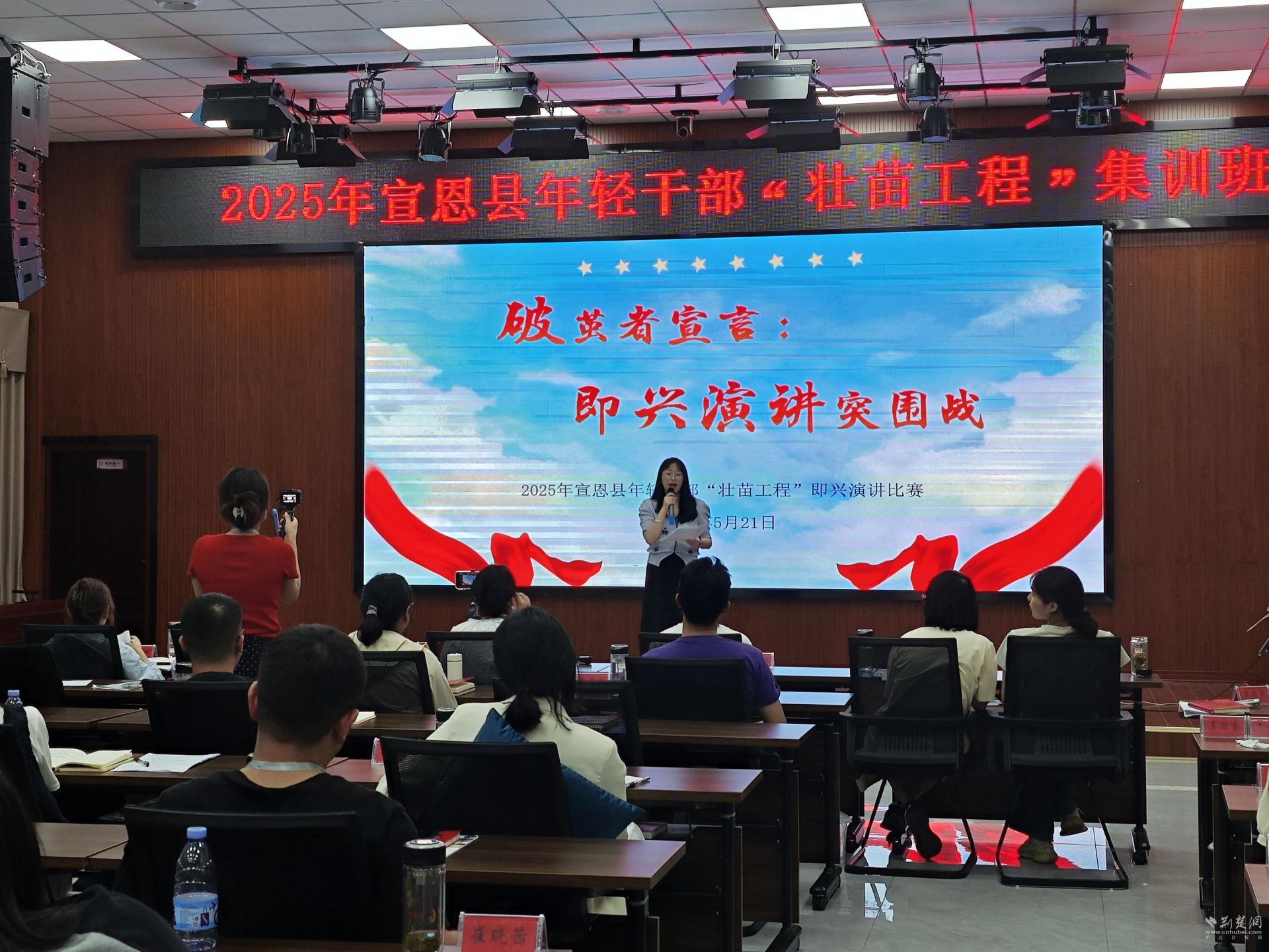 年轻人的年轻声音激起了思维的火花。 Xuan'en C