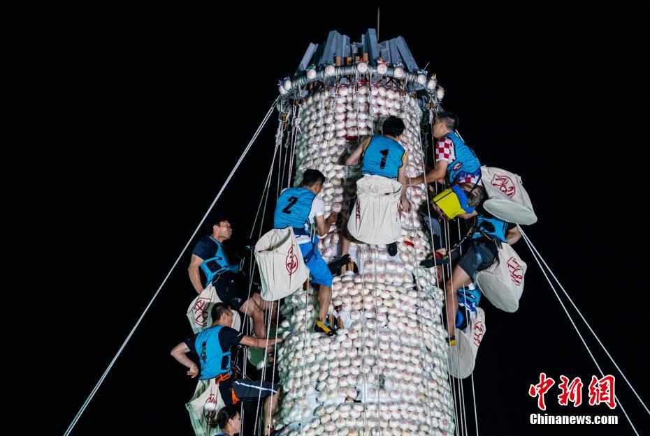 传统的定制本地人在深夜在香港的Chau Island上
