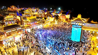 政策流动，活动引起人们的注意，服务在白天假