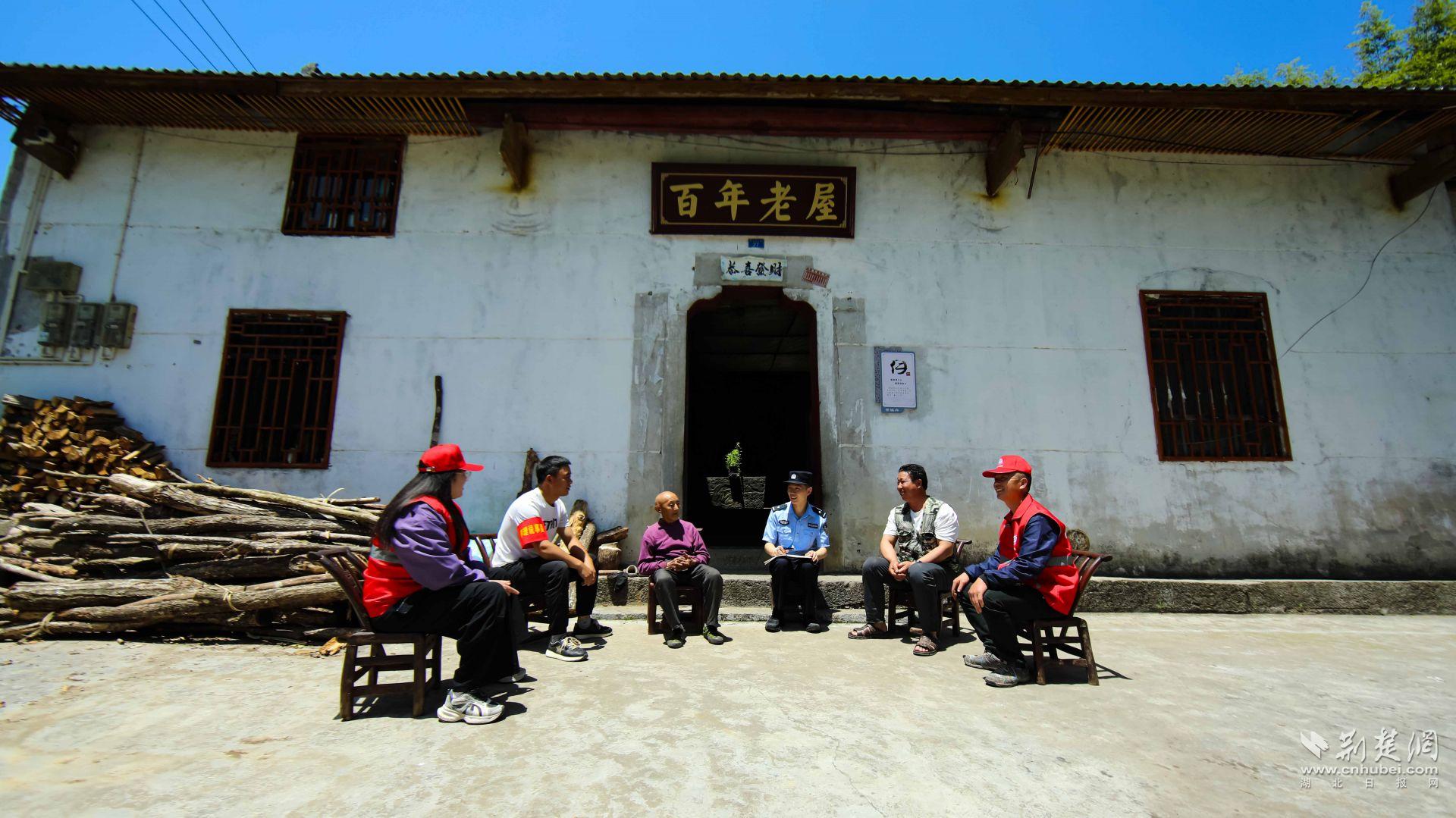 红岩派出所民警联合“红袖套”评理说事员到百年老屋调解纠纷。.jpg.jpg